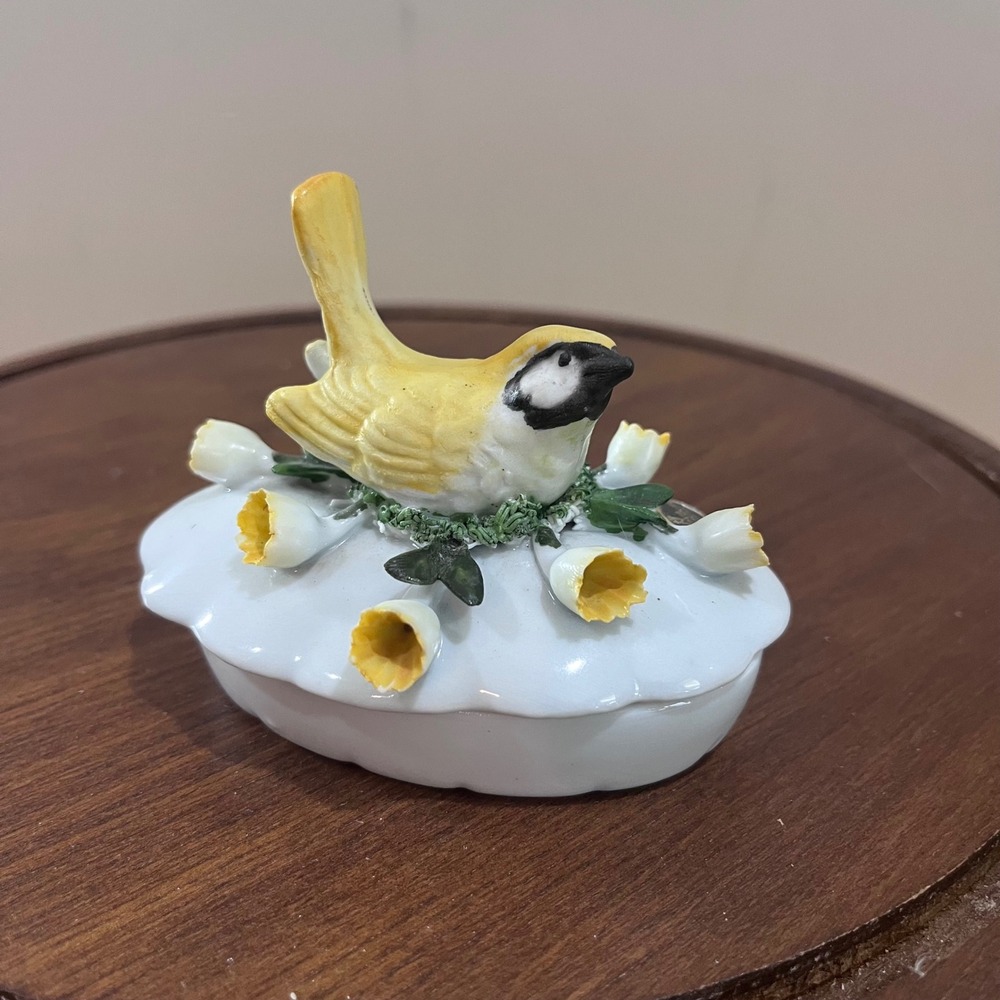Vtg Nuova Capodimonte Italy Porcelain Bird‎ Floral Trinket Box Cottagecore Decor